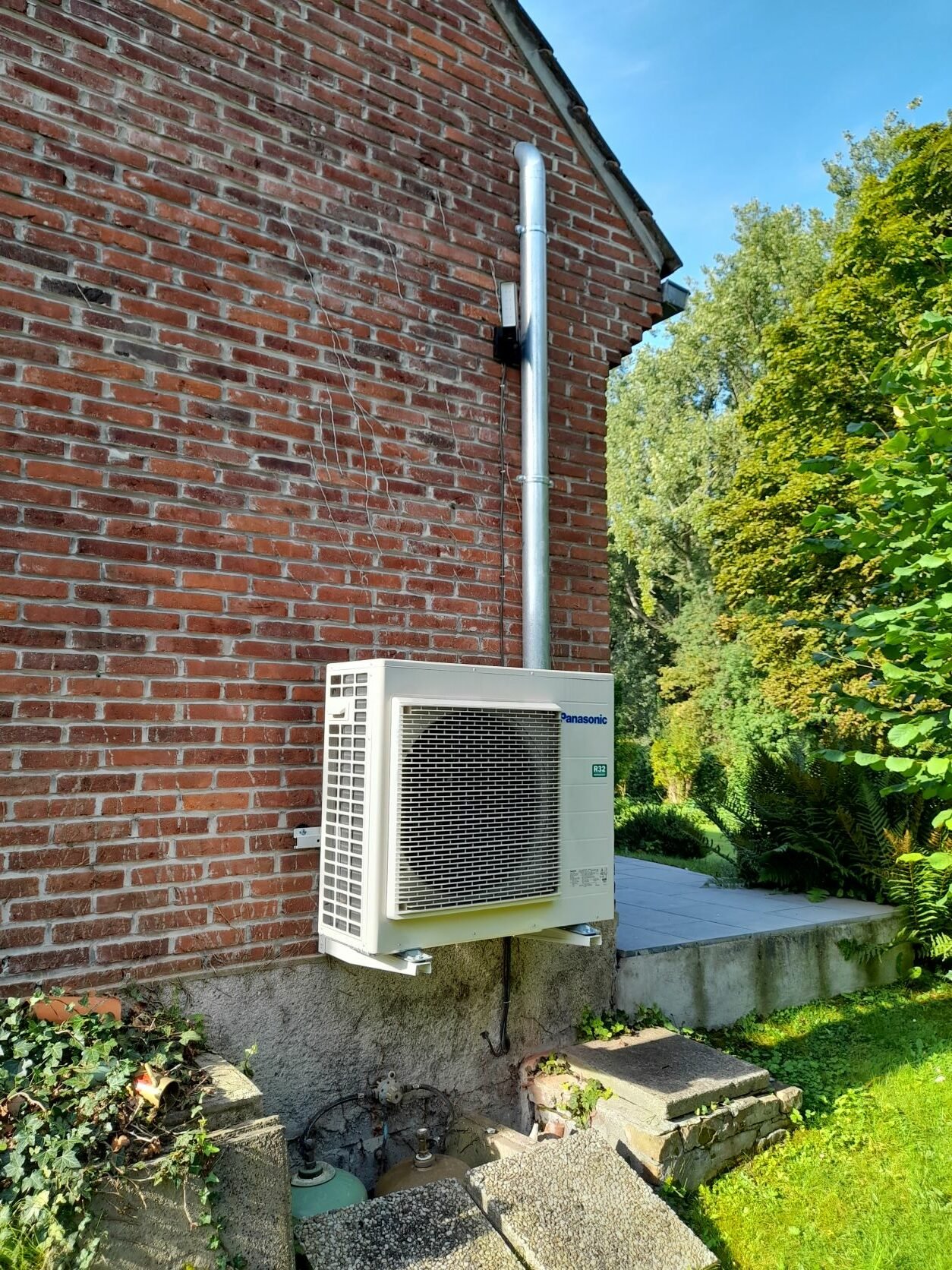 Unité extérieure de pompe à chaleur air/eau installée sur façade